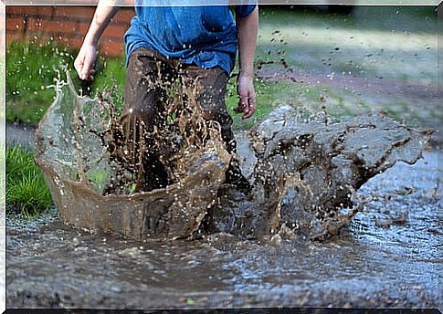 Playing in the mud or mud leads to the acquisition of batteries and unwanted germs