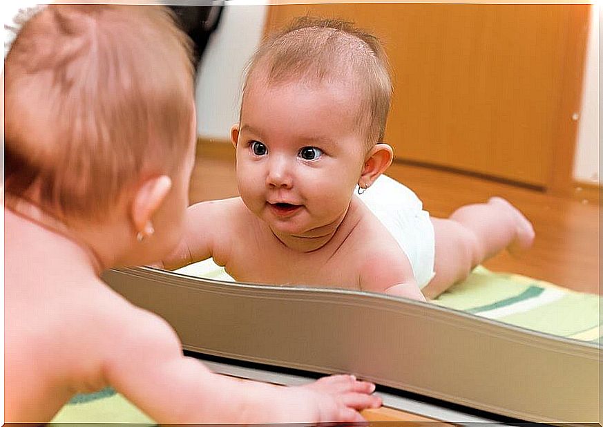 baby in front of the mirror 4