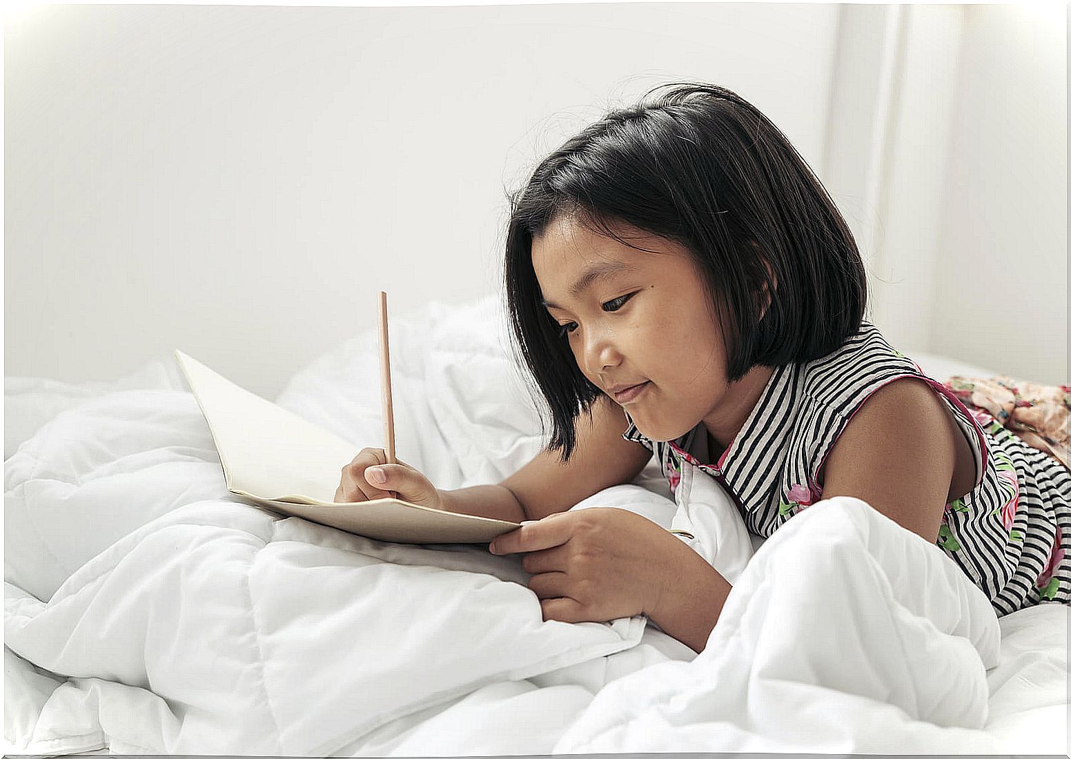 Girl writing a diary of emotions.