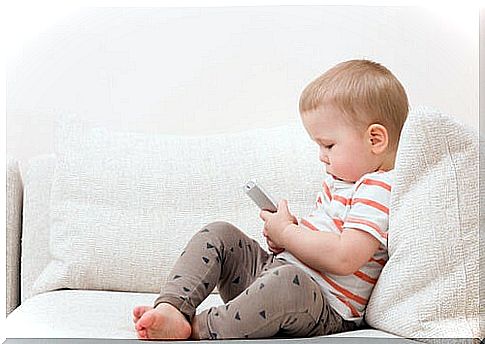 The use of the mobile at an early age can cause problems in the development of the baby.