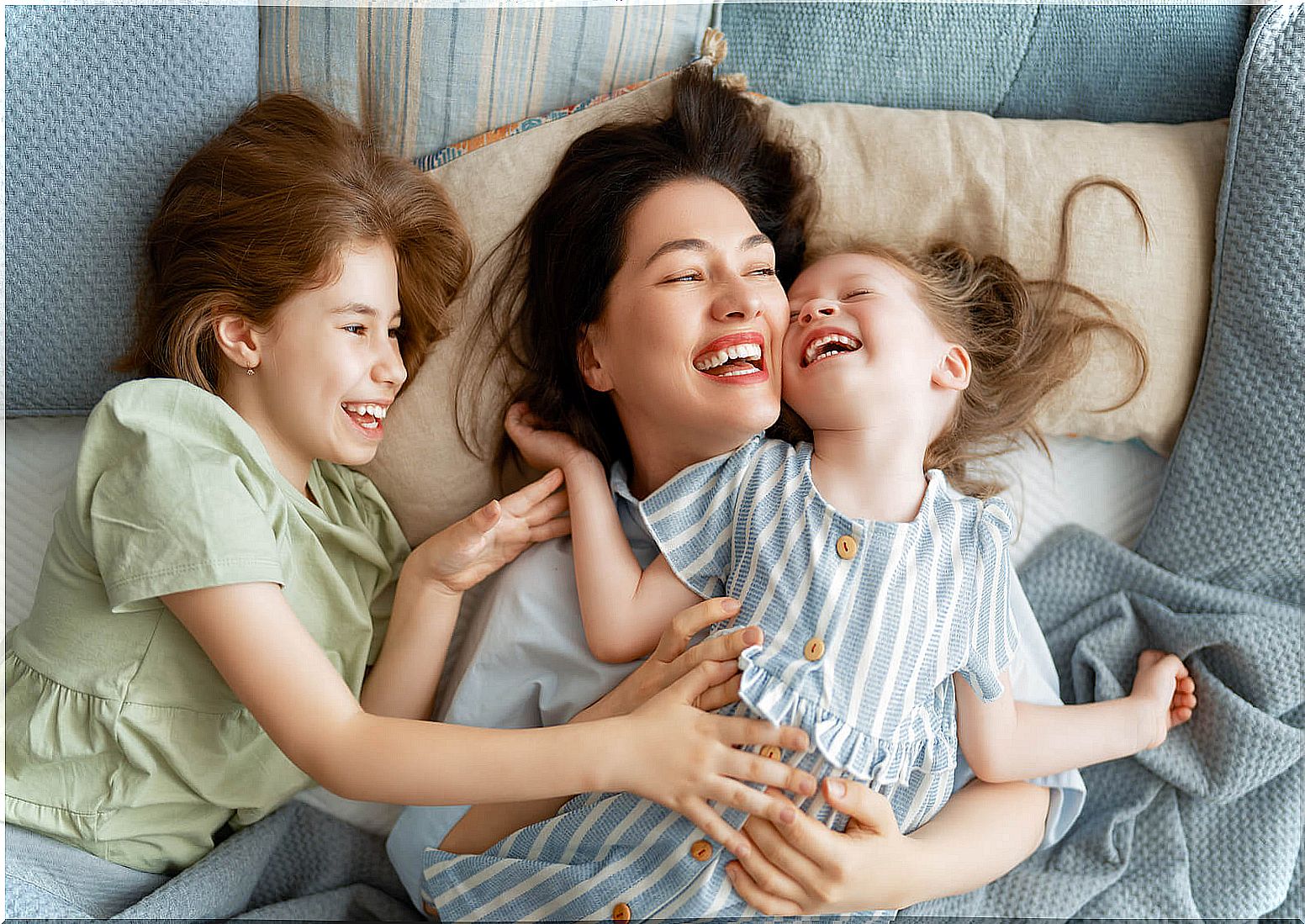 Waking up children with a smile is one of the habits that strengthen the relationship with them.