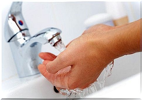 Washing your hands is a basic hygiene measure to prevent colds.