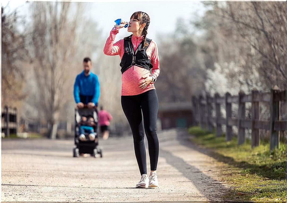 Woman doing sports in pregnancy.