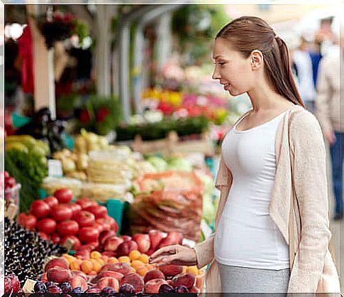 Fruits and vegetables are great ingredients for healthy recipes for the second trimester of pregnancy.