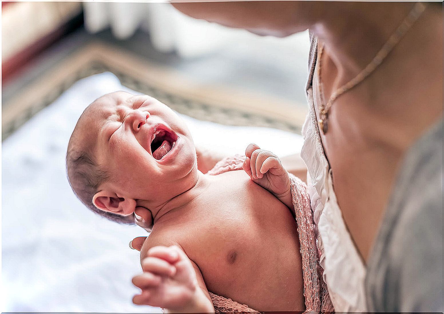 Mother with her child in her arms because she does not know how to take care of her baby according to his temperament.