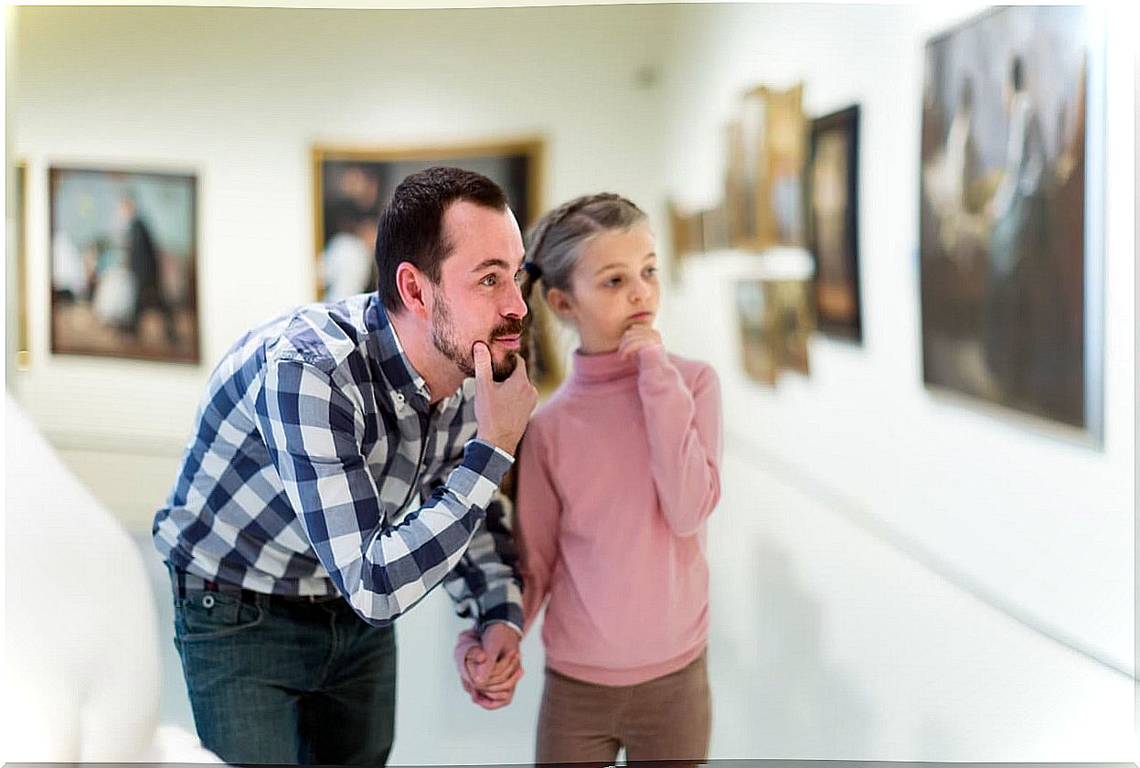 Father and daughter visiting a museum during the International Week of Arts Education.