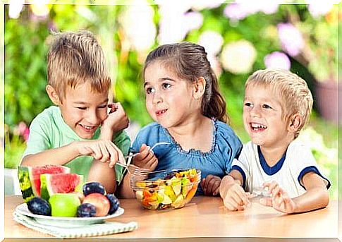 Fruit is an indispensable food in a child's diet.