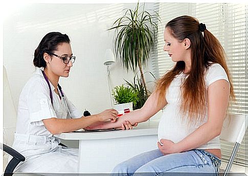 It is of vital importance that the pregnant woman complies with the medical controls, among which is the glucose test for pregnancy.