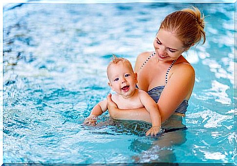 The water diapers allow you to introduce the child to the pool without worries.