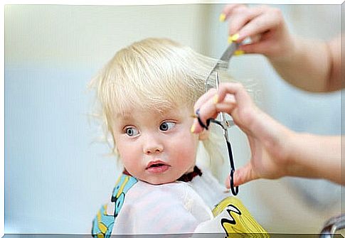 Many parents have doubts about when to cut their baby's hair for the first time.